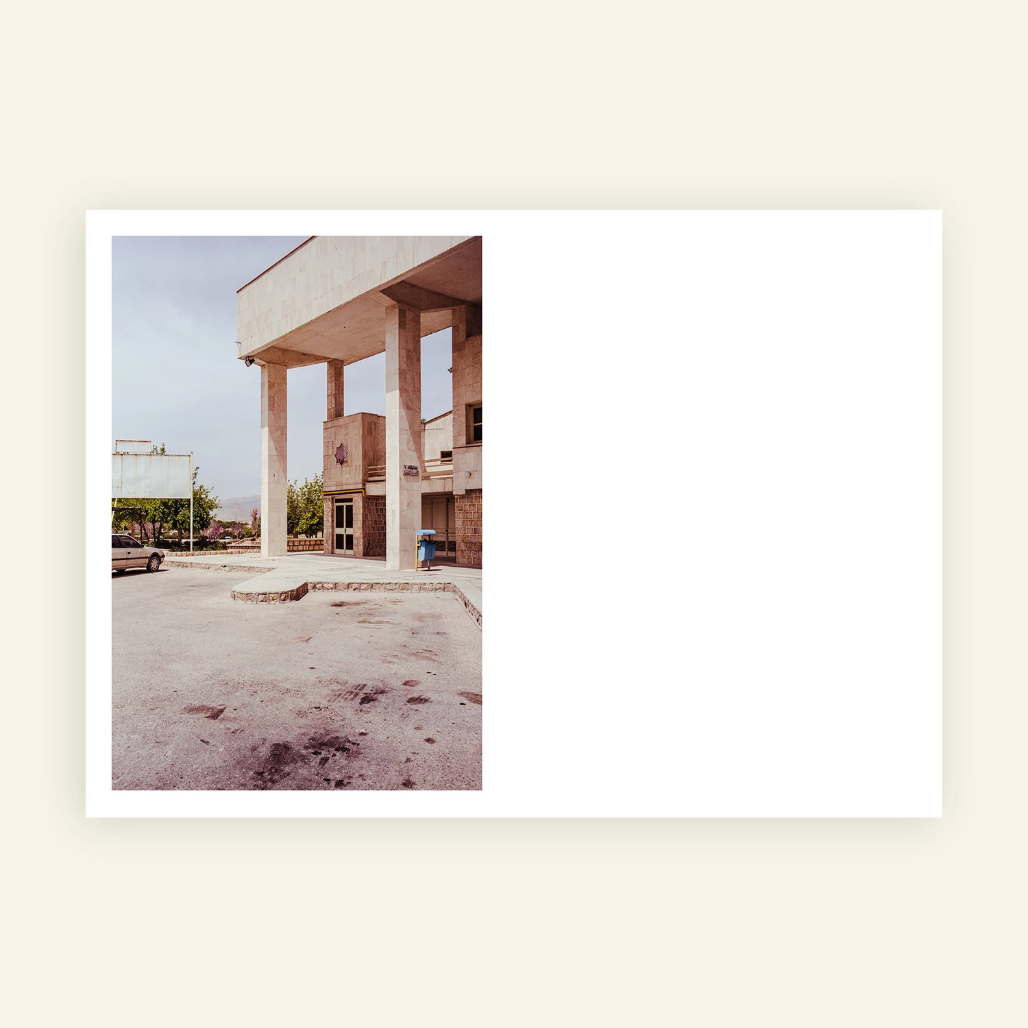 Cover of the photo zine 'A lizard walked beside me in the desert' with picture taken in Iran