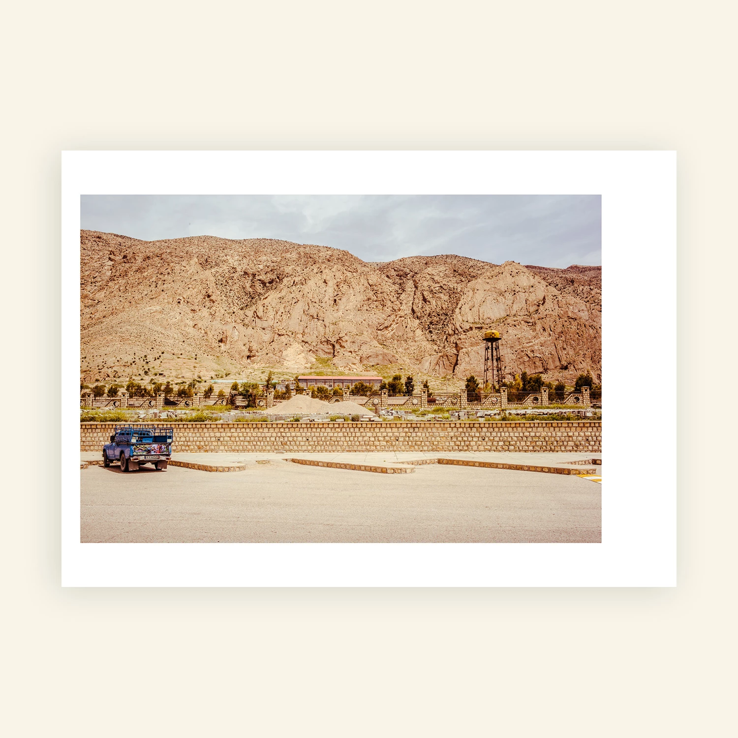 Cover of the photo zine 'A lizard walked beside me in the desert' with picture taken in Iran